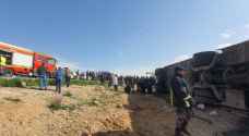 ارتفاع عدد مصابي حادث تدهور حافلة طلاب على طريق الزرقاء المفرق - فيديو وصور