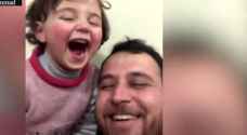 فيديو لأب سوري وطفلته مع أصوات القذائف يصبح حديث العالم