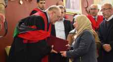 رئيس الجامعة الهاشمية يسلم شهادة الطالبة المرحومة قمر الجعبة لوالديها - صور