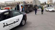 انقلاب شاحنة على دوار الجمرك في عمّان.. صور