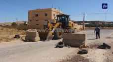 إزالة الحواجز الاستنادية والسواتر الترابية وتعقيم منطقة فاع بالمفرق بعد فك الحظر عنها - فيديو