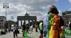 متظاهرون ضد العنصرية واللامساواة يشكّلون سلسلة بشرية مع التقيّد بالمسافة الآمنة في برلين