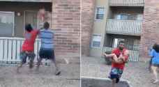 ام تنقذ طفلها بالقائه من شرفة شقتها ليتلقفه فيليب بلانكس.. فيديو