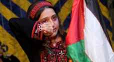 الطفلة سلوى شعت.. تخفي دموعها بالعلم الفلسطيني بعد سماعها اسم والدها الشهيد - صور
