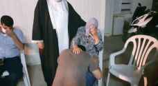فلسطيني يعتذر لأمه بعدما ازدراها وسكب الماء في وجهها إرضاء لزوجته "فيديو"