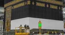 رفع ثوب الكعبة المشرفة استعداداً لموسم الحج