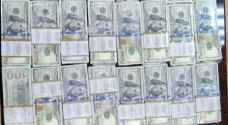 احباط محاولة احتيال بـ 250 ألف دولار مزيفة.. وضبط المتورطين