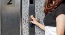 حبس وإبعاد عامل تحرّش بفتاة داخل المصعد في دبي
