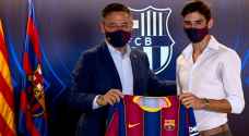 رئيس برشلونة يهرب من وسائل الإعلام عند تقديم لاعبه الجديد - فيديو
