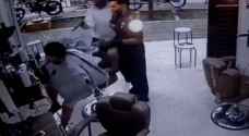 كاميرات المراقبة توثق جريمة قتل مروعة في صالون حلاقة في كولومبيا