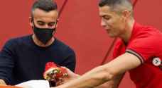 شاهد .. رونالدو يرتدي حذاء خاصا أمام بطلة العالم