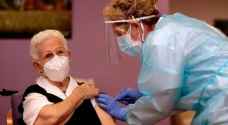 تسعينية بدار للمسنين تتلقى أول لقاح لكورونا في إسبانيا