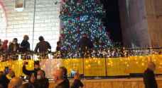 مسلمون ومسيحيون يضيئون شجرة الميلاد بعدما أحرقها مجهولون في سخنين