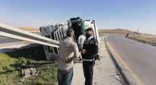 تدهور شاحنة على أتوستراد المفرق الزرقاء