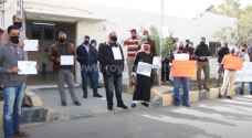 وقفة احتجاجية لموظفي سلطة مياه الطفيلة للمطالبة بعلاج زميل لهم