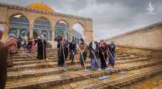 فلسطينيون ينظفون باحات المسجد الأقصى استعدادًا لشهر رمضان.. فيديو وصور