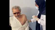 الوليد بن طلال بعد تلقيه لقاح كورونا: أول مرة سعودية تعطيني إبرة "فيديو"