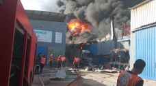 قصف الاحتلال الإسرائيلي يشعل حريقا هائلا في مصنع للإسفنج شرقي جباليا - صور