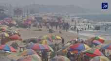 الغزيون يهربون من ارتفاع درجات الحرارة وانقطاع الكهرباء الى الشاطئ - فيديو