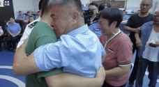 لحظة مؤثرة لصيني يلتقي ابنه المختطف بعد ٢٤ عاما من البحث عنه - فيديو