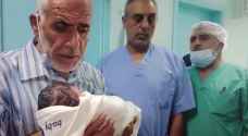 بعد ٤٣ عاما من الانتظار.. فلسطيني يرزق بمولوده الأول - فيديو
