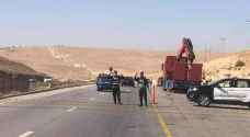 ازدحام مروري خانق على الطريق الصحراوي إثر انقلاب شاحنة