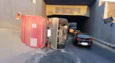 تدهور مركبة شحن في نفق الصحابة باتجاه نفق الملتقى.. فيديو صور