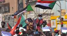 متظاهرون يقطعون طرقا في الخرطوم احتجاجا على اعتقال مسؤولين - فيديو