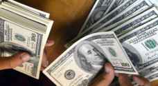 الدولار يتحرك قرب أدنى مستوياته في شهر