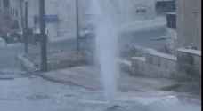 انفجار خط مياه في محيط الدوار السابع بعمان - فيديو