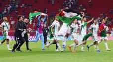 المنتخب الجزائري يرفع علم فلسطين بعد تأهلهم لنصف نهائي كأس العرب - فيديو وصور