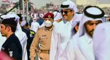 أمير قطر ينزل للشارع لتحية المواطنين في اليوم الوطني.. فيديو