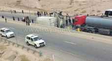 بالصور.. انقلاب شاحنة قبل جمرك العقبة يغلق الطريق