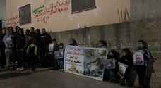 عشرات الفلسطينيين يعتصمون أمام منزل الأسير محمود جرادات