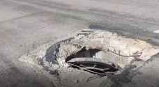حفرة في الشارع العام في أم البساتين تشكل خطرا كبيرا على سالكي الطريق - فيديو