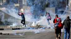 الاحتلال يعتقل ٨ فلسطينيين ويصيب العشرات بالغاز