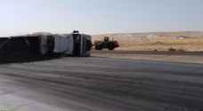 تدهور وانقلاب مركبة شحن على الطريق الصحراوي