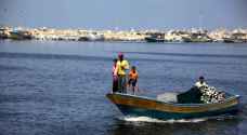 الاحتلال يستهدف الصيادين في بحر خان يونس