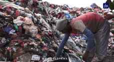 الأوضاع الصعبة في اليمن تدفع الكثيرين في عدن لتجميع البلاستيك بغرض بيعه - فيديو