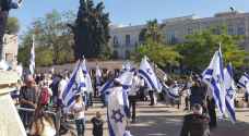 المستوطنون يبدأون تجمعهم استعدادا للانطلاق في مسيرة الأعلام بالقدس - فيديو