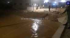 مراسل رؤيا: الأجهزة المختصة تتعامل مع سيول في منطقة الزعتري قادمة من سوريا - فيديو
