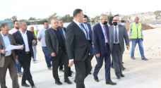 وفد حكومي يتفقد سير العمل بمشروع الحديقة البيئية في الرصيفة