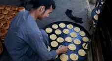 الأفغان يعدون كعك العيد الخاص ببلادهم استعداد لعيد الفطر