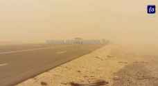 تحذير من تدني الرؤية الأفقية على الطرق الخارجية بسبب الغبار