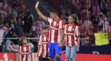لويس سواريز يودع جماهير أتلتيكو مدريد بالدموع