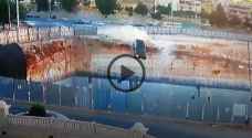 تدهور مركبة وسقوطها داخل "مشروع بناء" على طريق المطار - فيديو