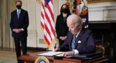 بايدن يوقع على قانون يقيد حيازة السلاح في أمريكا
