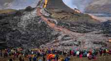 ثوران بركان أيسلندا يجذب آلاف السياح- فيديو