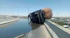 حبس سائق الصهريج الذي انقلب على جسر المدينة الرياضية