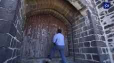 في مدينة بانياس السورية حارس قلعة وحيدا بين جدران عالية - فيديو